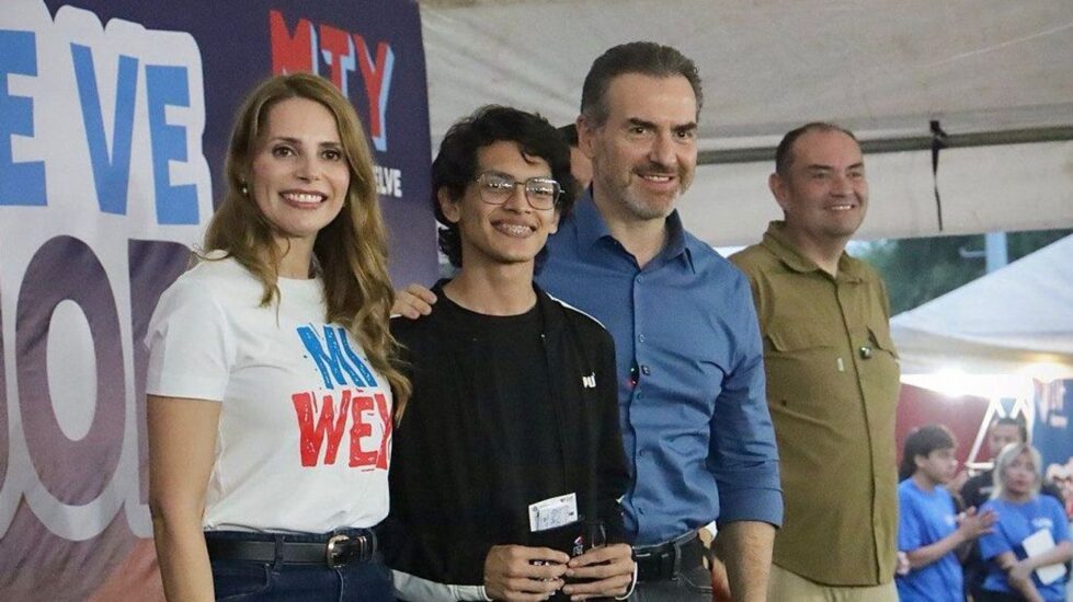 Monterrey entrega más de 10 mil pares de lentes para mejorar la salud visual