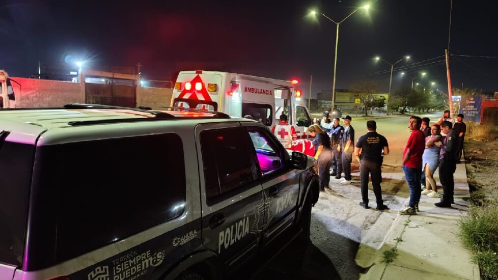 Un incidente de violencia sorprende a la comunidad de Torreón, vecinos rescatando a una mujer agredida brutalmente por un conocido.