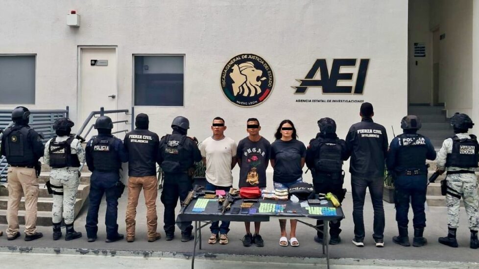Tres individuos fueron arrestados en Linares, Nuevo León, con casi medio millón de pesos en efectivo y armas largas.