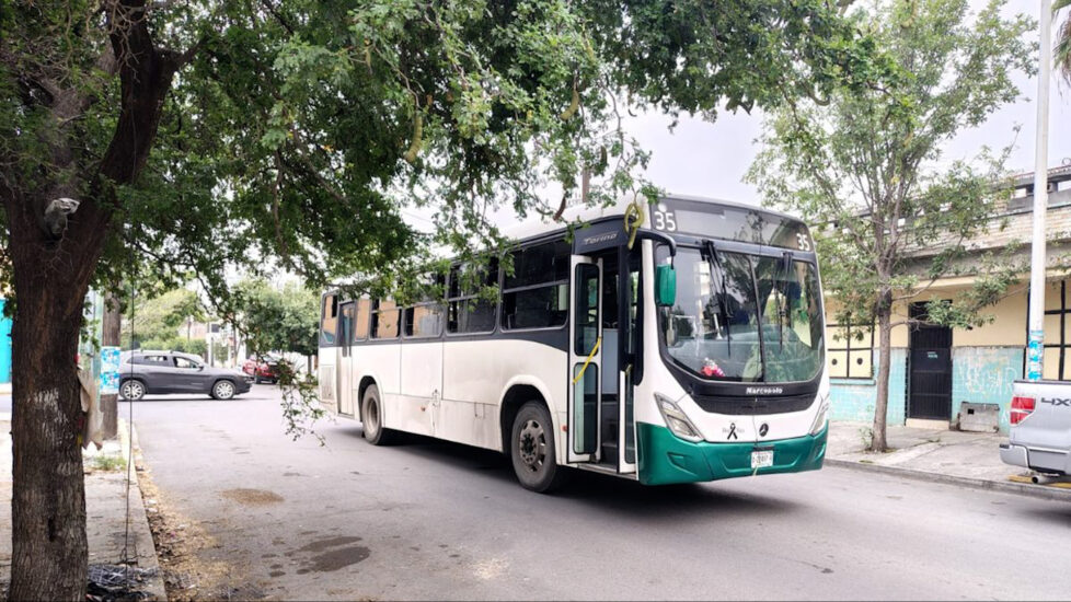 Un trágico atropello en Monterrey deja a una mujer en estado grave tras ser impactada por un camión urbano.