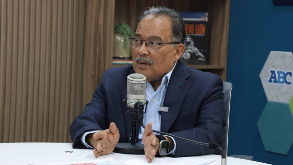 Andrés Mijes se postula para la gubernatura de Nuevo León con Morena