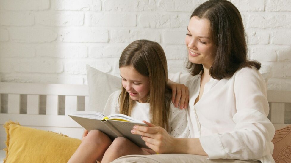 Descubre cómo la lectura compartida puede mejorar el vínculo entre madres e hijos en un entorno tecnológico.