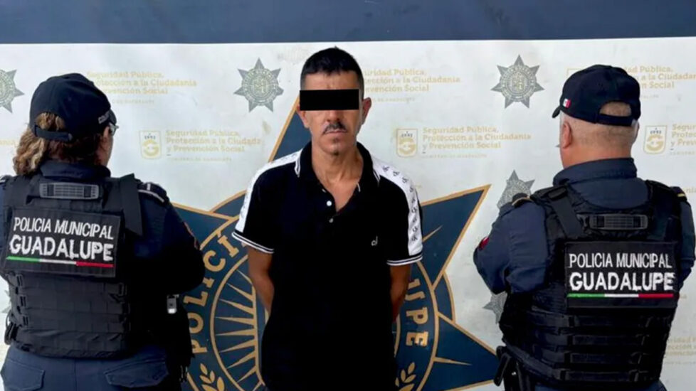 Un hombre fue arrestado en Guadalupe tras ser encontrado con un arma y presunta droga, lo que ha causado alerta en la comunidad.