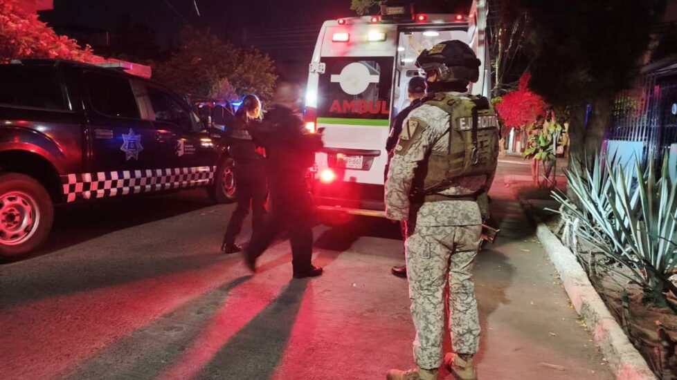 En Guadalajara, una discusión por dinero se convierte en violencia, dejando a un hombre grave tras ser apuñalado por su hijastro.