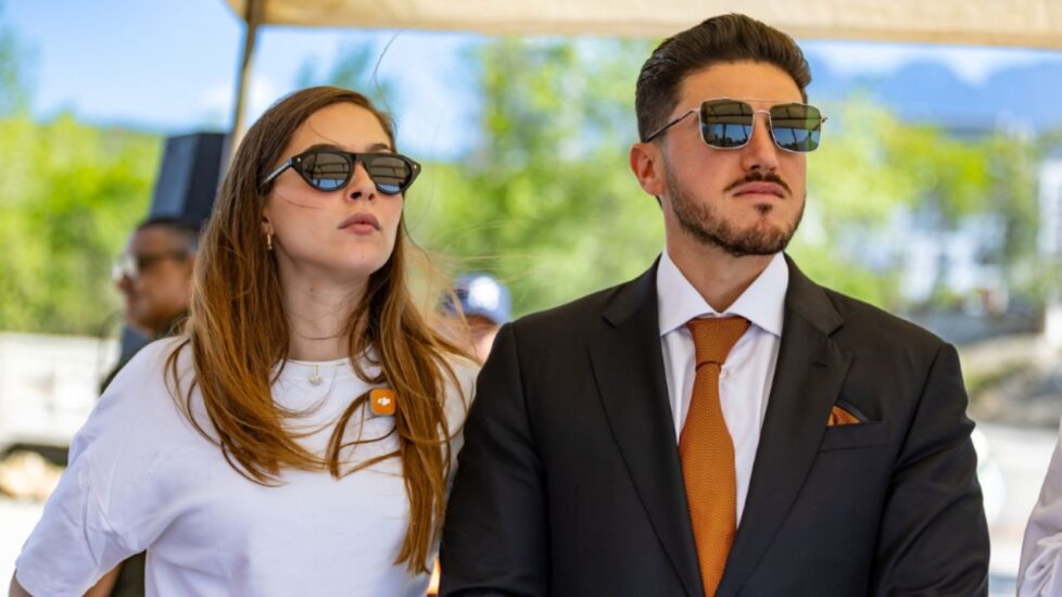 Morena solicita investigar a Samuel García y Mariana Rodríguez por desvíos de fondos públicos
