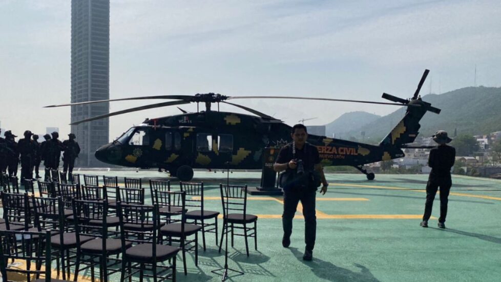 Samuel García entrega segundo Black Hawk a Fuerza Civil en Monterrey