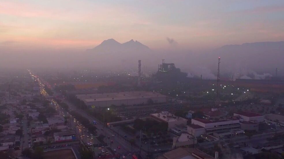 Samuel García impulsa la expulsión de empresas contaminantes en Nuevo León