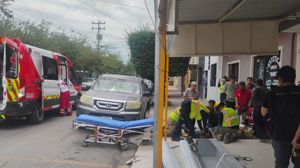Un joven sufrió una caída de tres metros en un local de Torreón, dejando una grave lesión. Los detalles aquí.