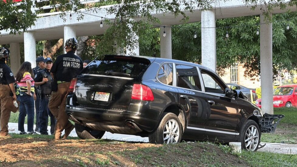 Una camioneta chocó contra un muro en Plaza Fátima, San Pedro, generando una intensa movilización y la detención de la conductora.