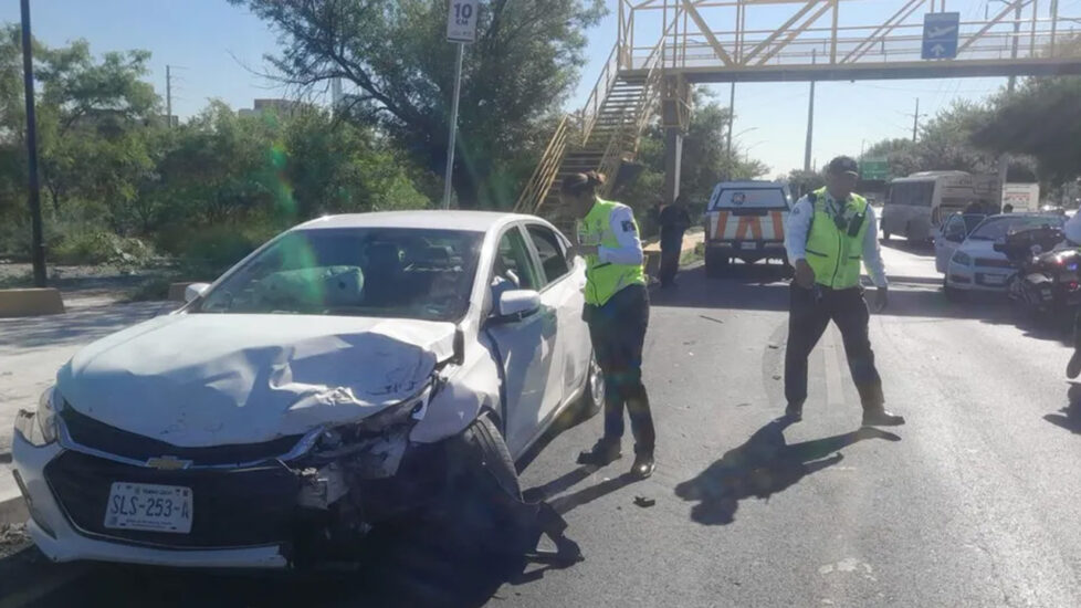 Un accidente en Morones Prieto dejó tres lesionados, incluyendo a dos menores de edad que requieren atención médica urgente.