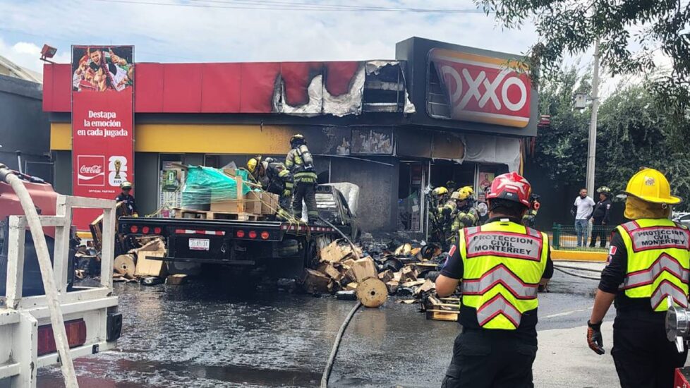 Un incendio desatado por una fuga de gas en Monterrey alerta a clientes y empleados en una tienda de conveniencia.