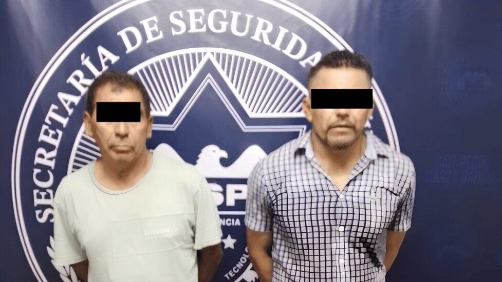 Autoridades detuvieron a dos presuntos ladrones de casas en San Pedro tras una rápida persecución en taxi.