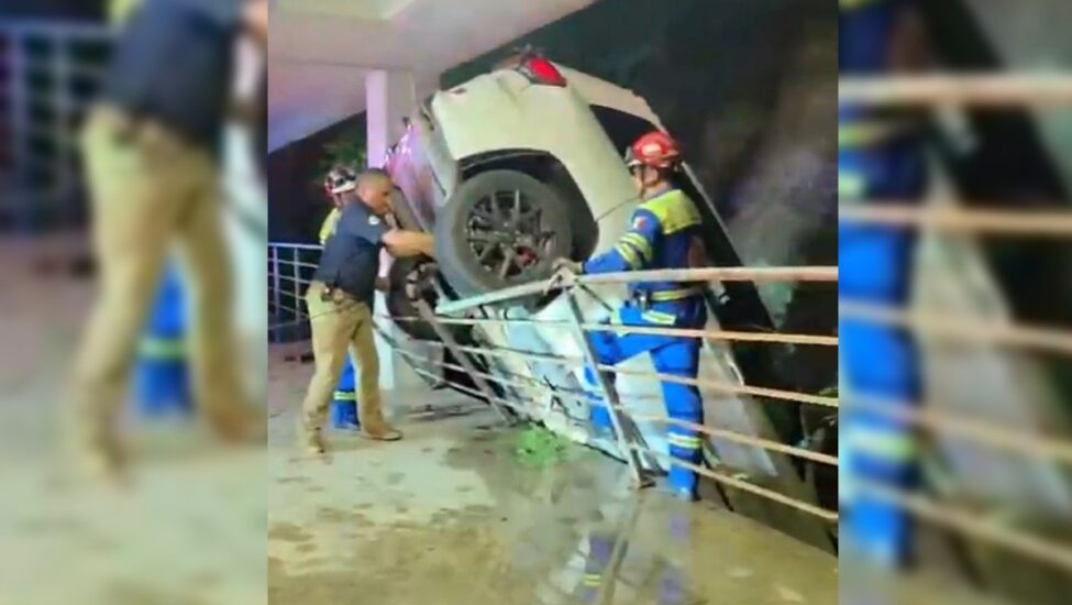 Un aparatoso accidente en un lujoso estacionamiento de San Pedro Garza García sorprende a los residentes del complejo habitacional.