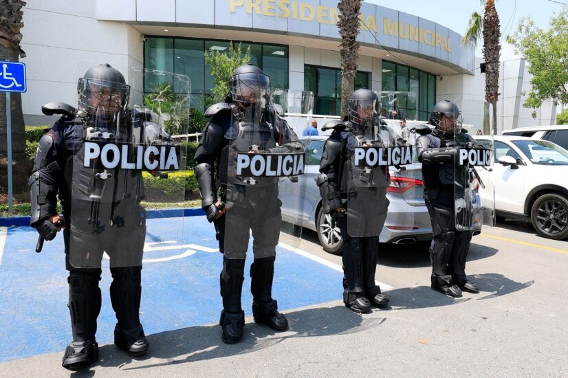 Equipan a policías con tecnología avanzada para manejar multitudes