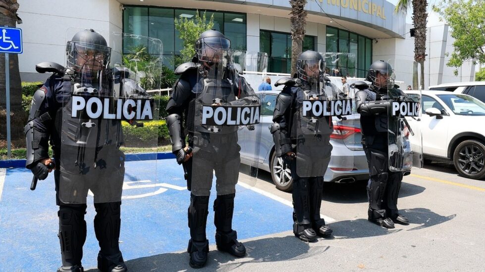 Equipan a policías con trajes antimotín para controlar multitudes en eventos