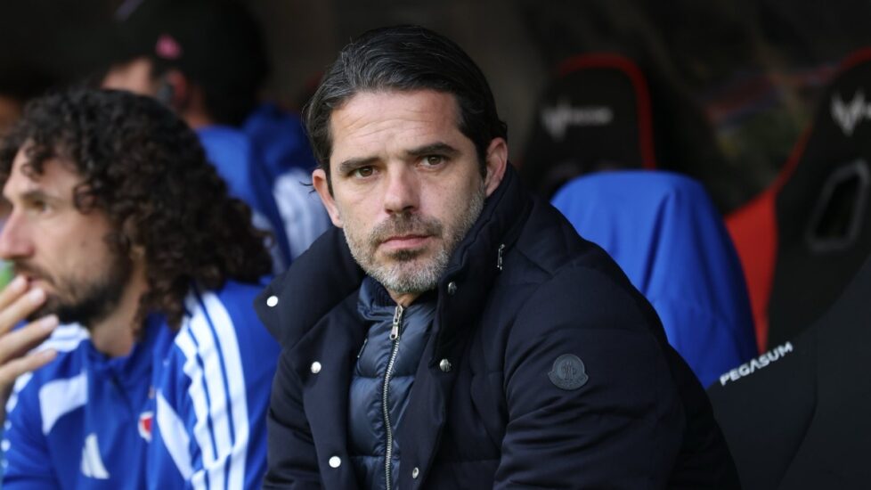 El ex entrenador Fernando Gago sufrió un infarto agudo y fue operado de urgencia en Chile; su estado es estable.
