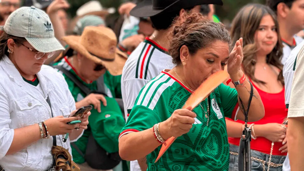El Fan Fest en Monterrey supera la adversidad del calor y los apagones, atrayendo a una multitud entusiasta.