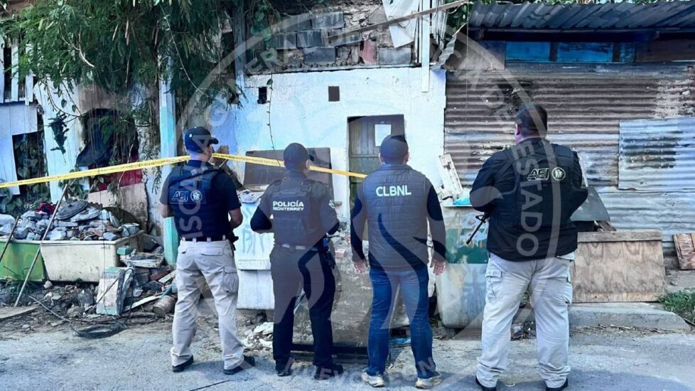 La Fiscalía de Nuevo León revela el descubrimiento de un cuerpo en una fosa clandestina; investigan la identidad del occiso.