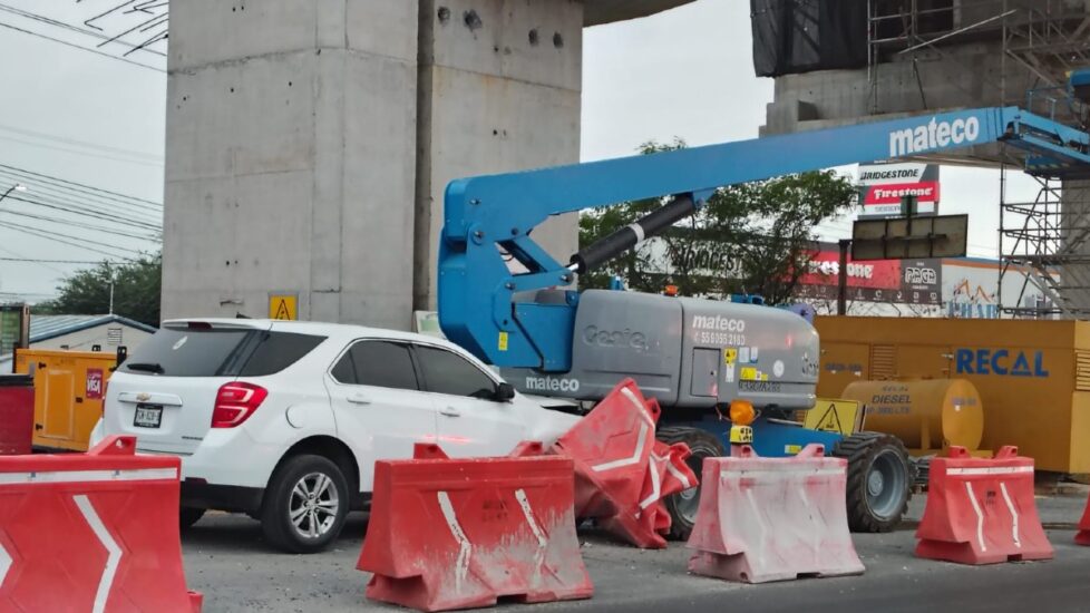 Un conductor resultó herido tras chocar su camioneta con maquinaria en la obra de la Línea 6 del Metro.