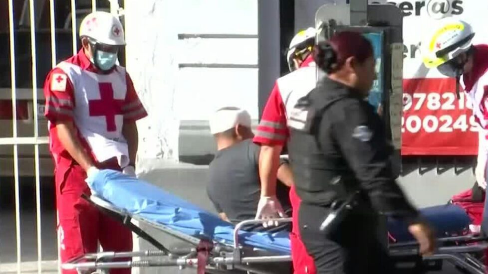 Un hombre sufrió graves lesiones después de ser agredido con una barra de madera en Monterrey. Descubre los detalles.