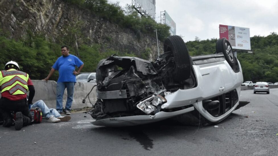 Un accidente automovilístico en Rangel Frías dejó a tres hombres heridos. Conoce los detalles de este suceso.