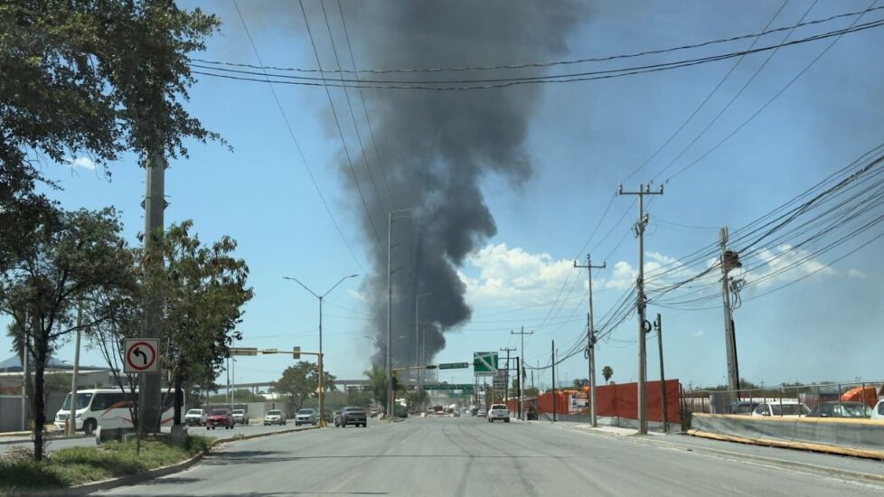 Un intenso incendio en Escobedo, Nuevo León, provoca la movilización de cuerpos de auxilio ante la ola de calor.