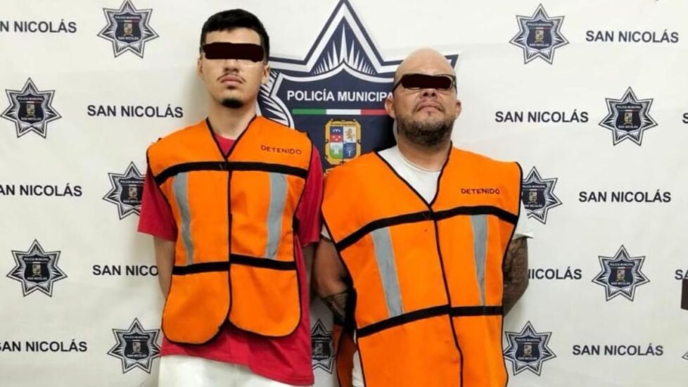 La policía arresta a dos individuos con drogas y efectivo en San Nicolás, revelando la lucha contra el narcomenudeo.
