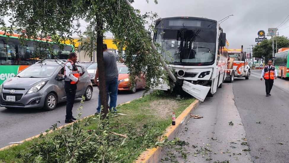 Un accidente en Guadalupe dejó a dos mujeres lesionadas tras un choque de un camión de transporte de personal.