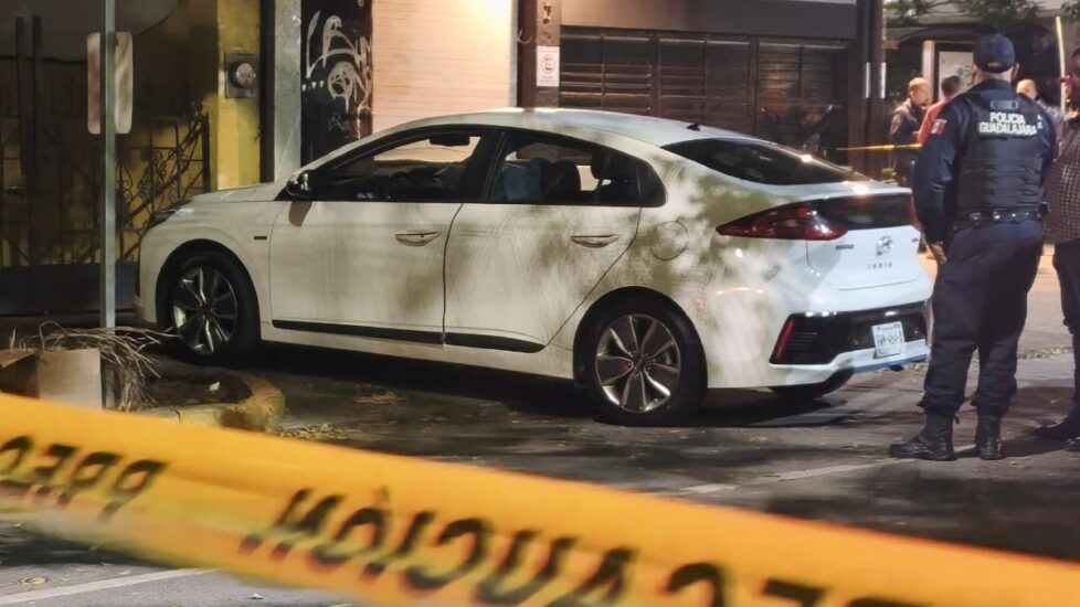 Un hombre sin signos de violencia fue hallado muerto en un coche en Guadalajara. Se investiga la causa de su muerte.