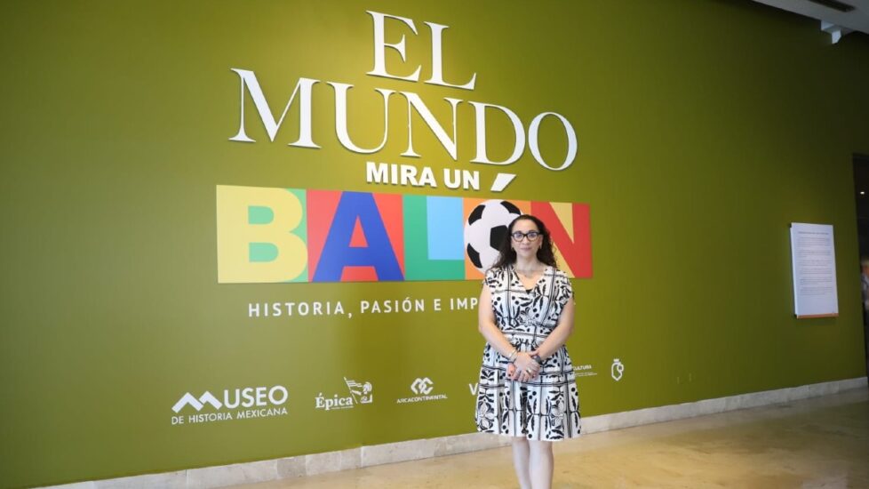 La exposición El mundo mira un balón revela la pasión y el impacto del futbol en la cultura global.