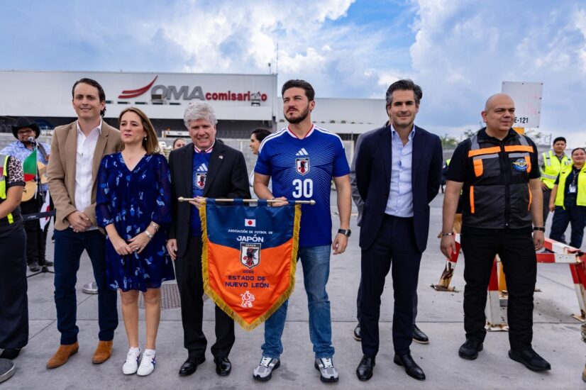 Samuel García da la bienvenida a Japón con sombreros norteños