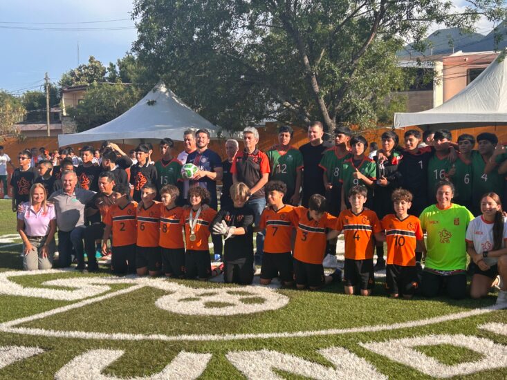 Samuel García inaugura cancha 550 en primaria de Guadalupe