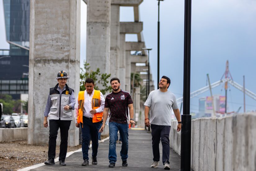 Samuel García supervisa obras de puentes en Santa Catarina