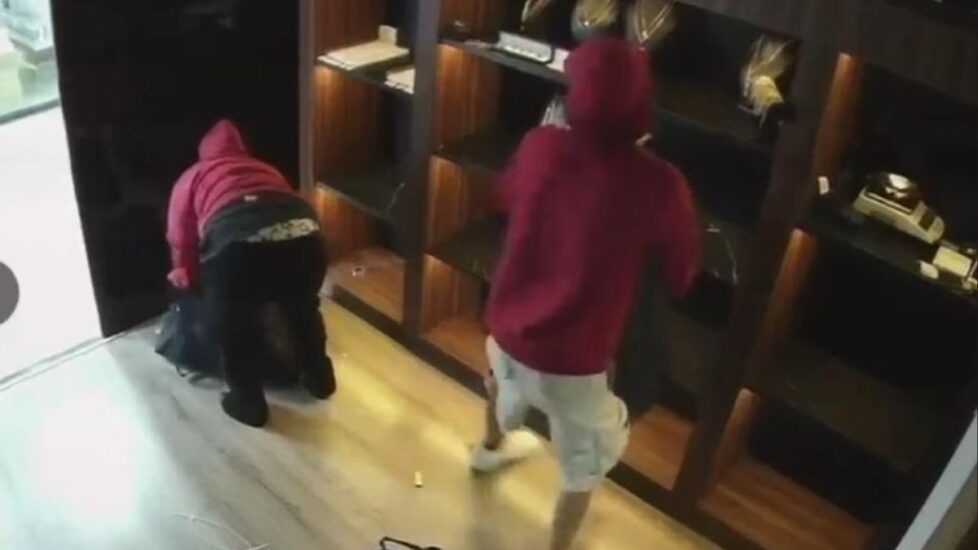 Un audaz robo a una joyería en Aguascalientes culmina en una persecución veloz y un impresionante choque múltiple.