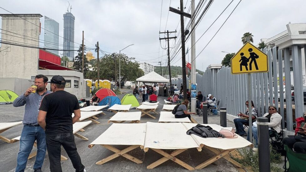 Habitantes de García realizan plantón frente a Agua y Drenaje en Monterrey por falta de agua potable.